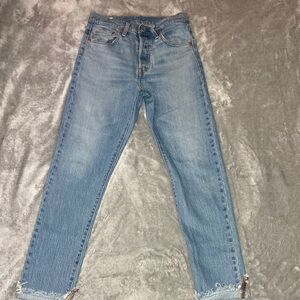 Levi's 501 de mezclilla de lavado claro con dobladillos deshilachados